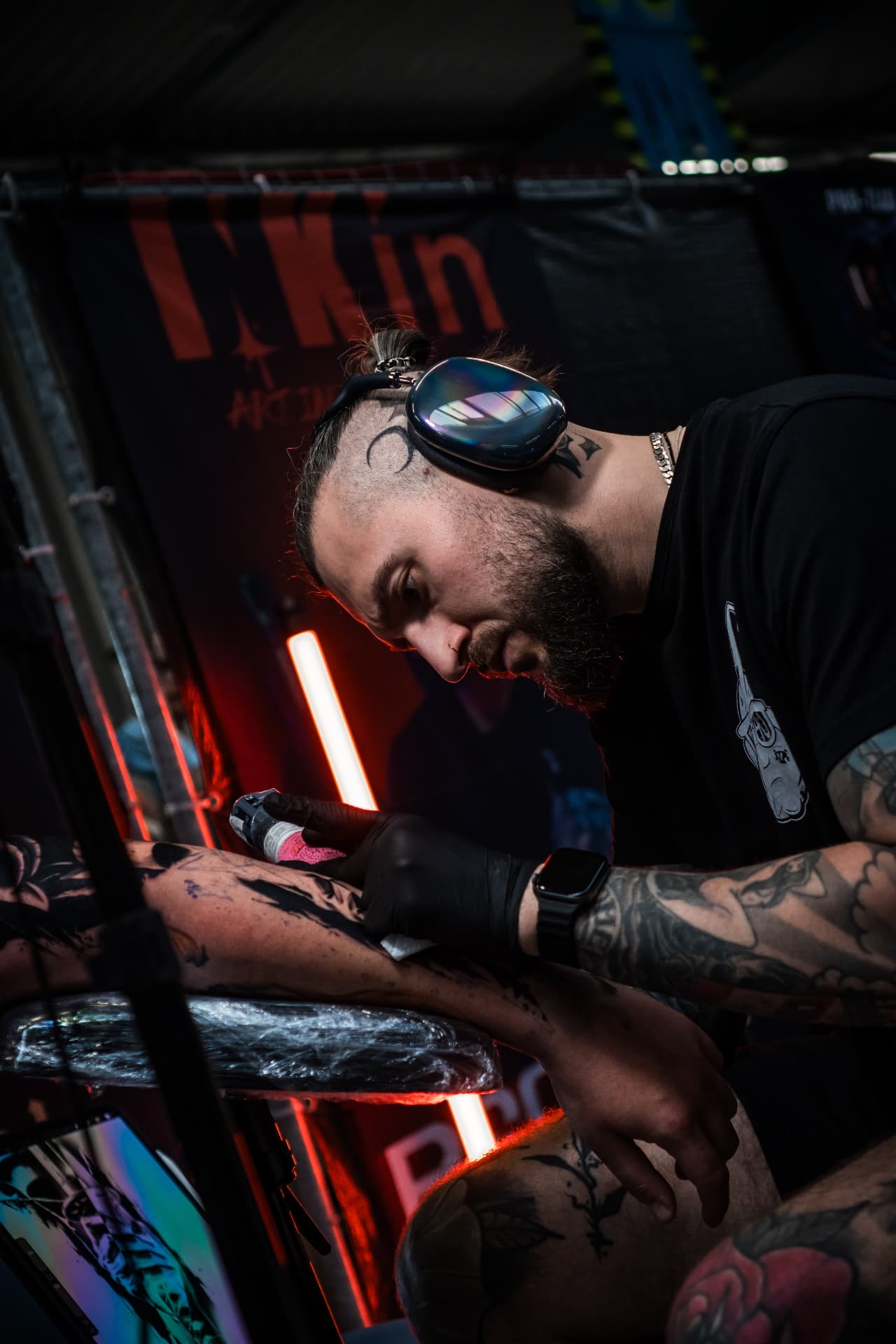 Adrian Cierpikoski podczas tatuowania